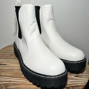Sincerely Jules NWT Hippie White Leather Boot